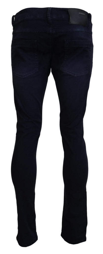 Jeans en coton bleu pour homme, coupe fuselée et ajustée, style décontracté.