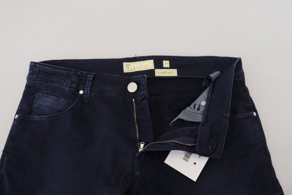 Jeans en coton bleu pour homme, coupe fuselée et ajustée, style décontracté.