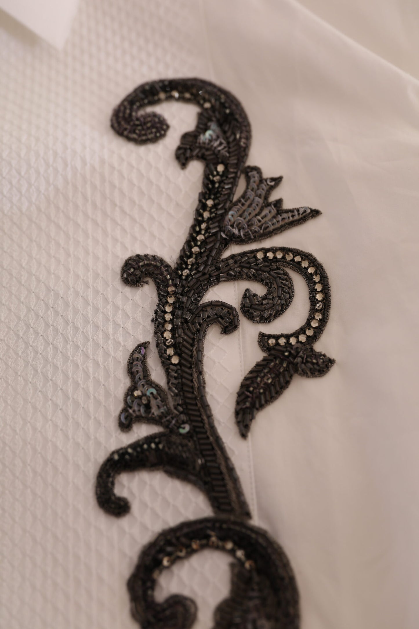 Chemise blanche à manches longues, coupe ajustée, style baroque, de Dolce & Gabbana.