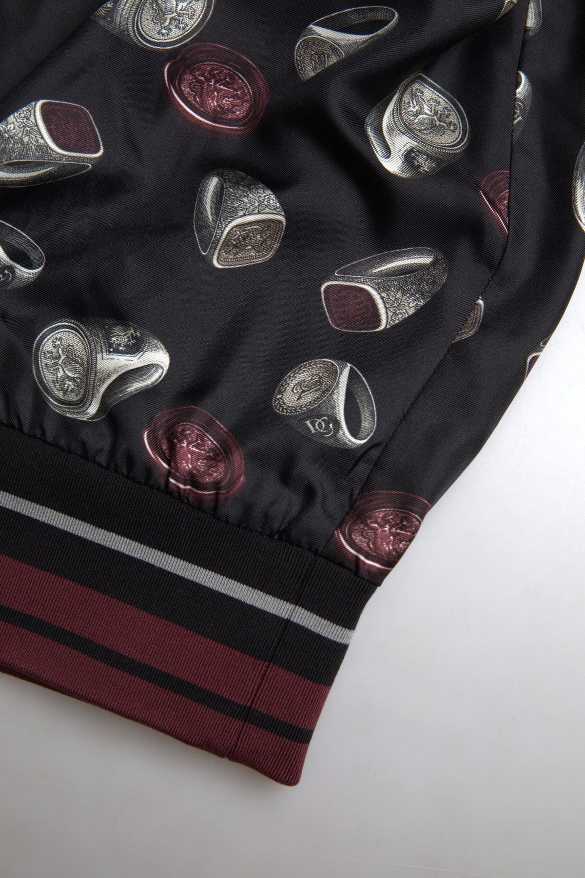 Pull en soie à col rond noir avec imprimé anneau de Dolce &amp; Gabbana