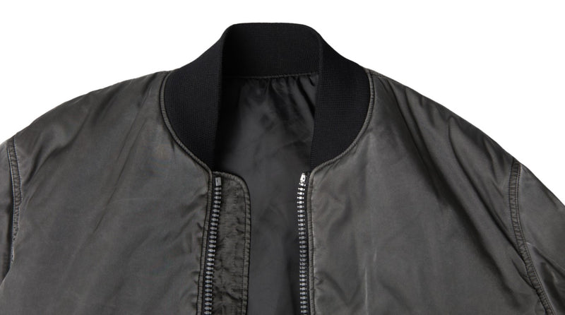 MM6 Maison Margiela grijze bomberjas met rits, zakken en mouwen.
