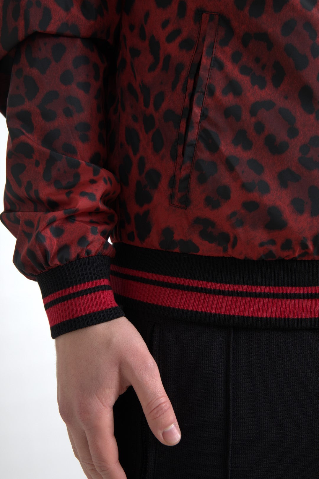 Veste courte bomber à imprimé léopard rouge de Dolce & Gabbana