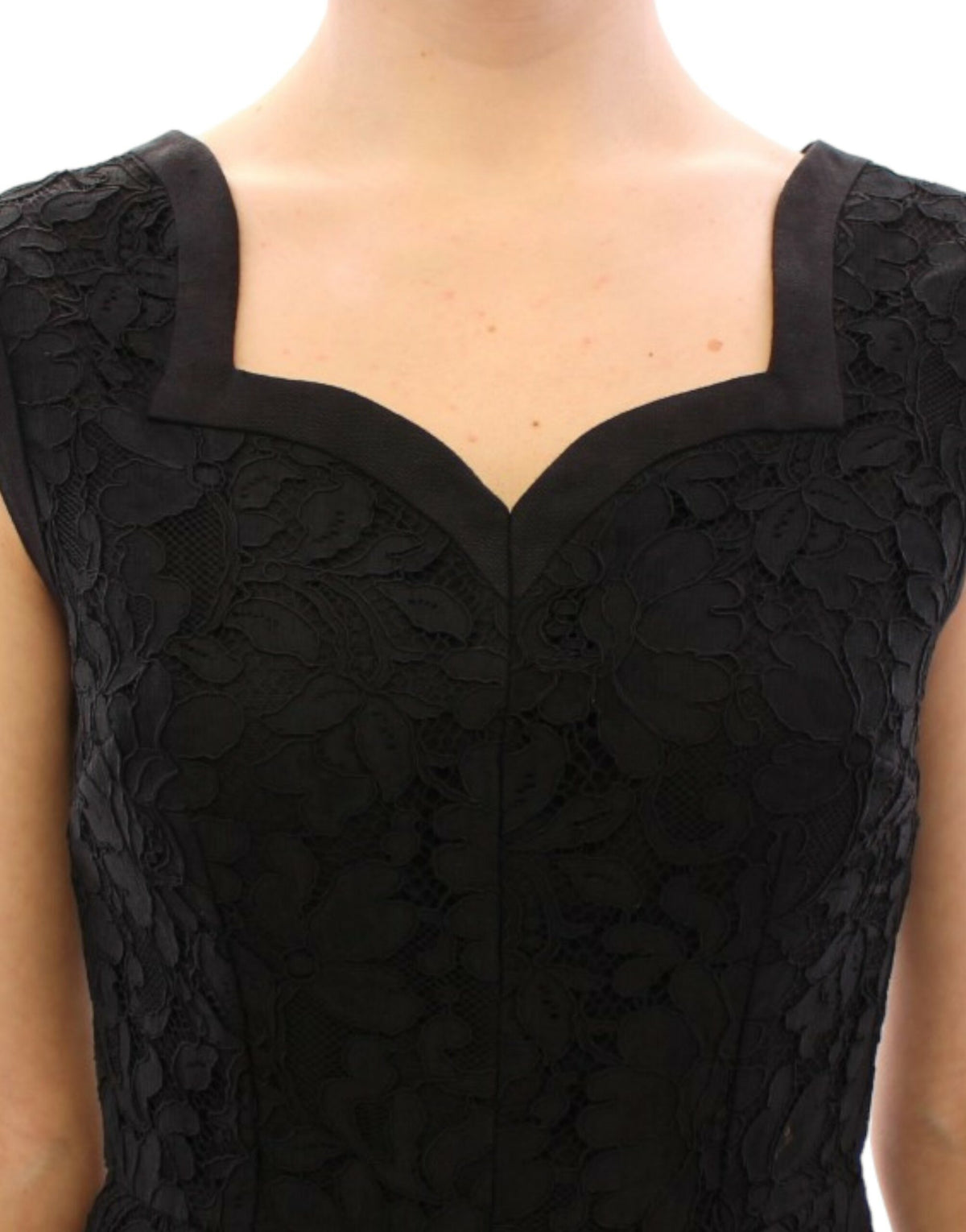 Robe en dentelle florale noire de la collection Sicily de Dolce &amp; Gabbana, vue sur le défilé.