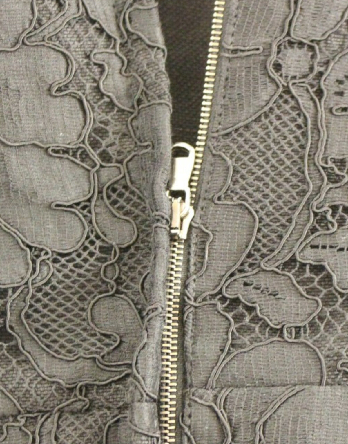 Robe en dentelle florale noire de la collection Sicily de Dolce &amp; Gabbana, vue sur le défilé.