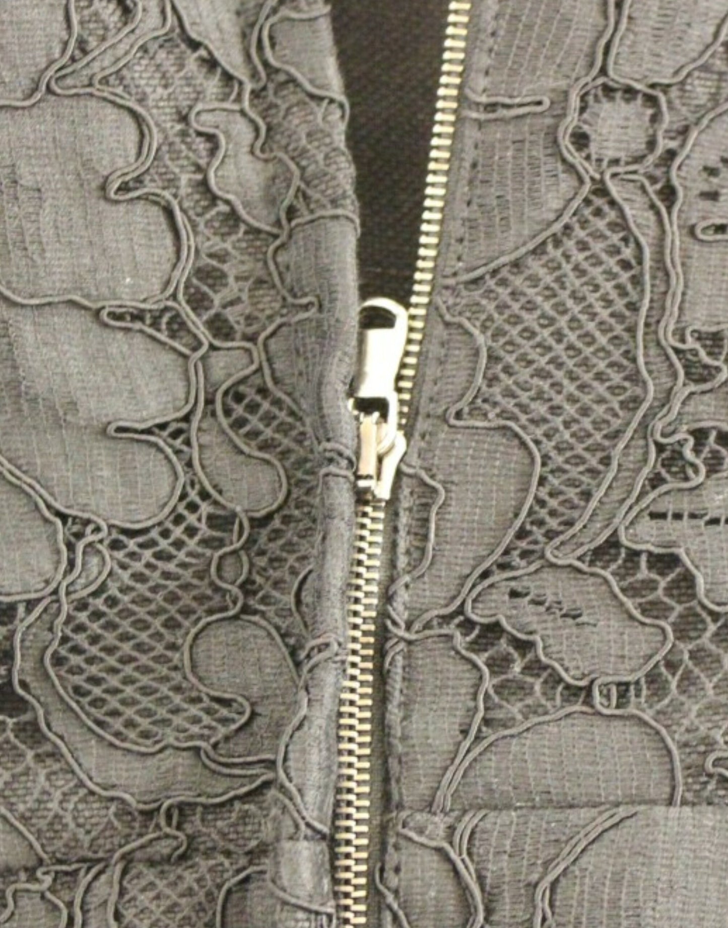 Robe en dentelle florale noire de la collection Sicily de Dolce & Gabbana, vue sur le défilé.