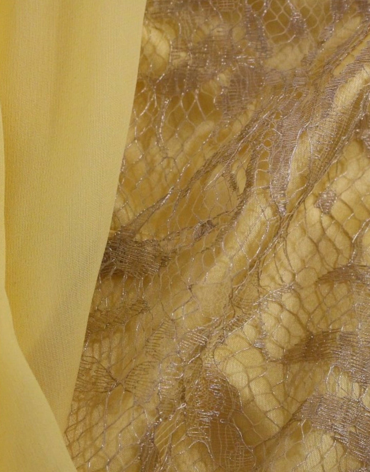 Mini-robe en dentelle jaune et strass de Dolce & Gabbana
