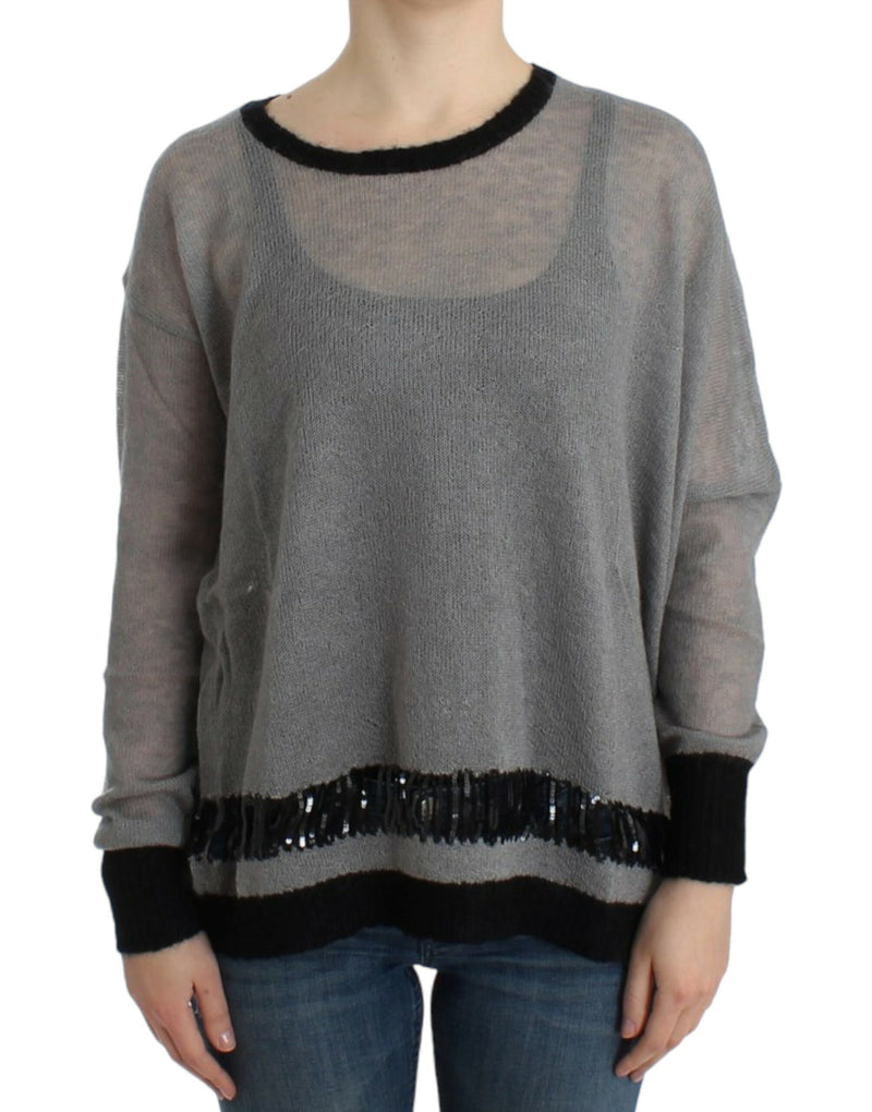 Costume National, pull asymétrique gris avec ornements.