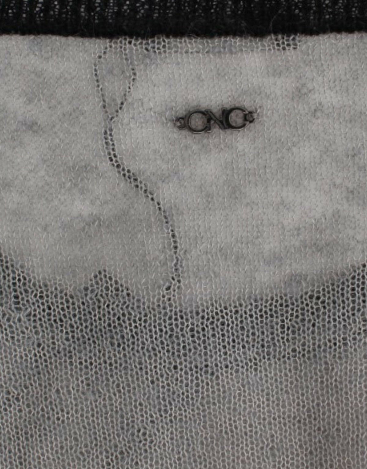 Costume National, pull asymétrique gris avec ornements.