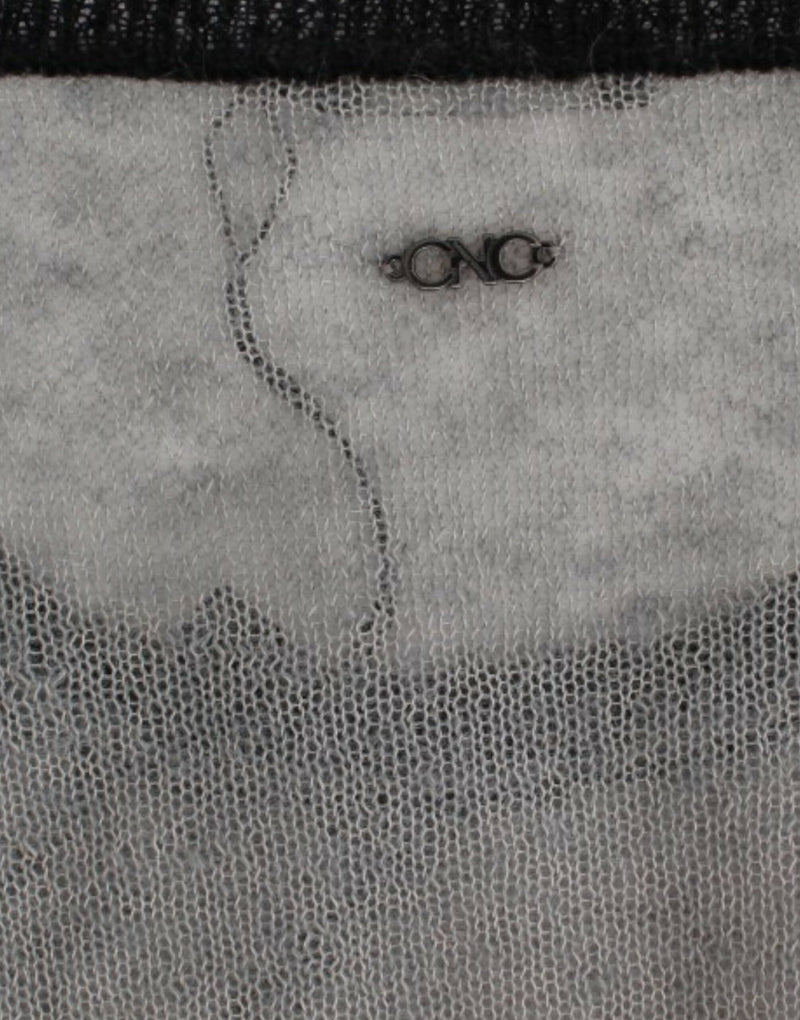 Costume National, pull asymétrique gris avec ornements.