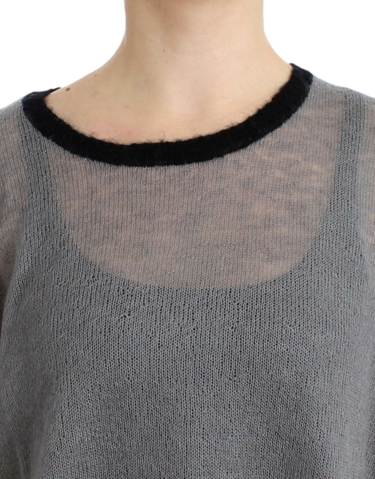 Costume National, pull asymétrique gris avec ornements.