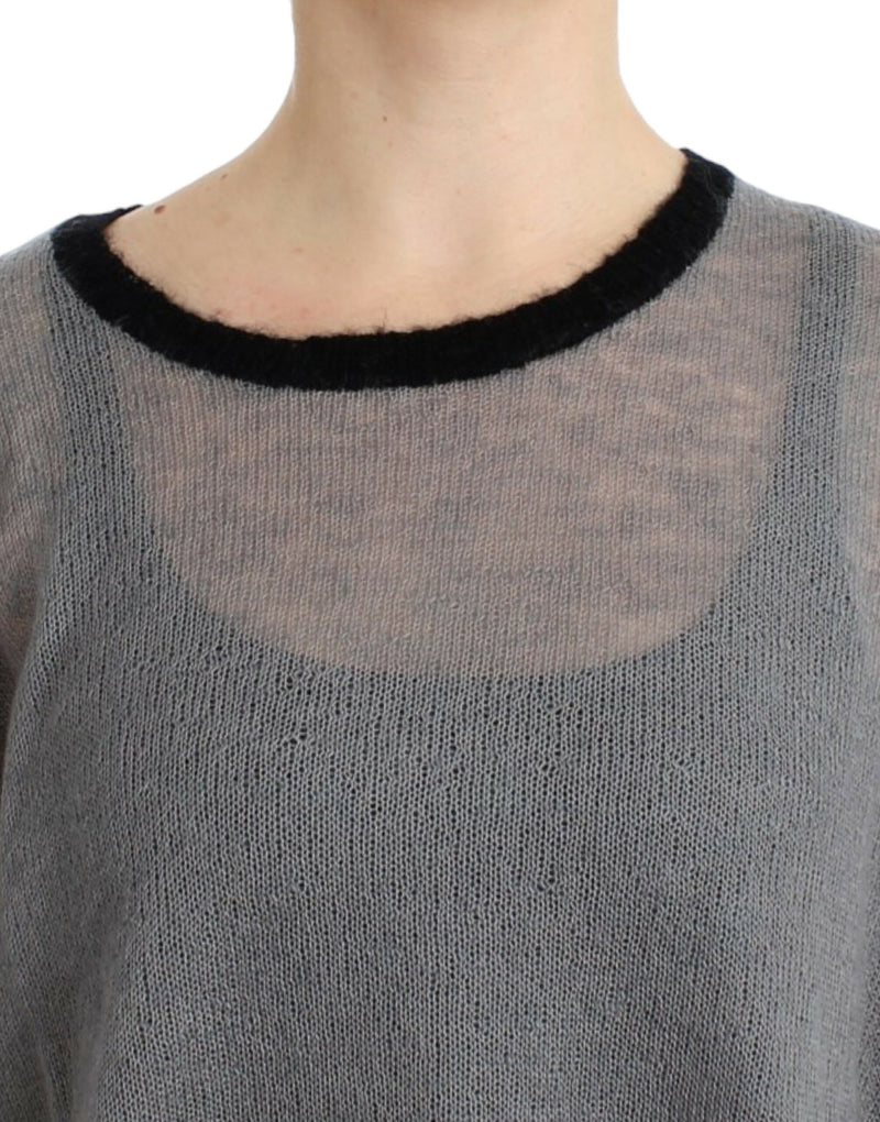 Costume National, pull asymétrique gris avec ornements.