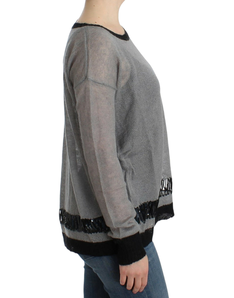 Costume National, pull asymétrique gris avec ornements.