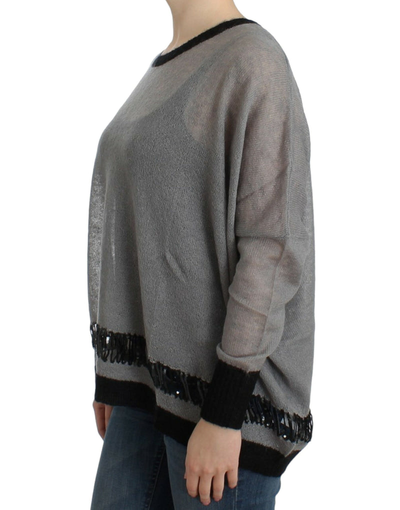 Costume National, pull asymétrique gris avec ornements.