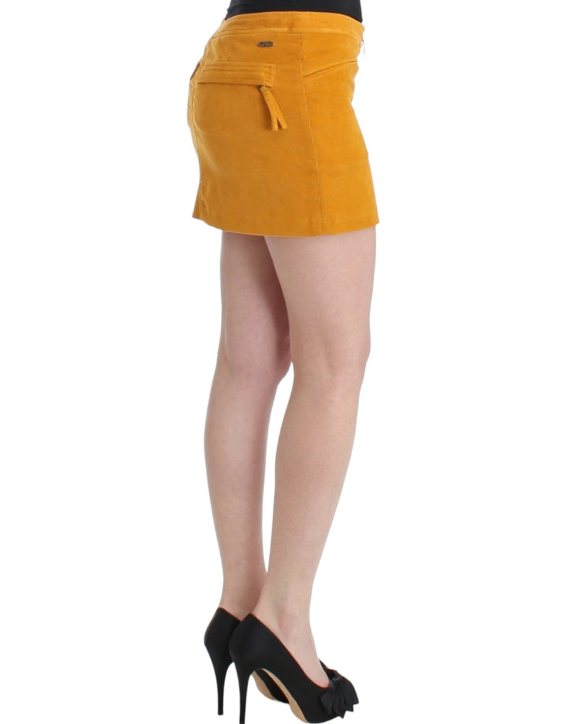 Costume National, jupe mini en velours côtelé jaune