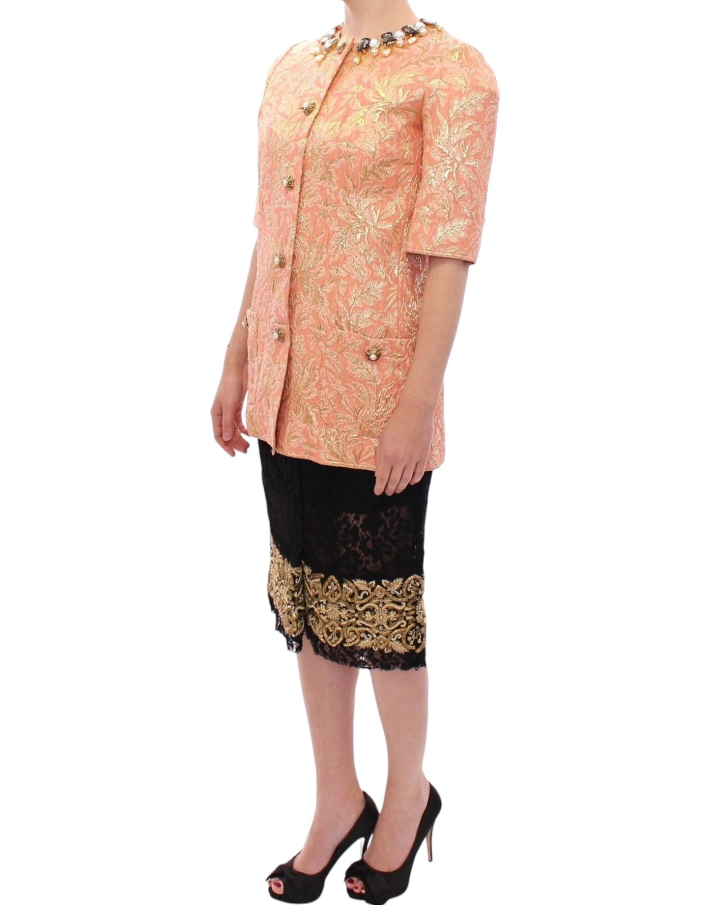Dolce & Gabbana, manteau-veste brodé en brocart de soie rose avec cristaux.