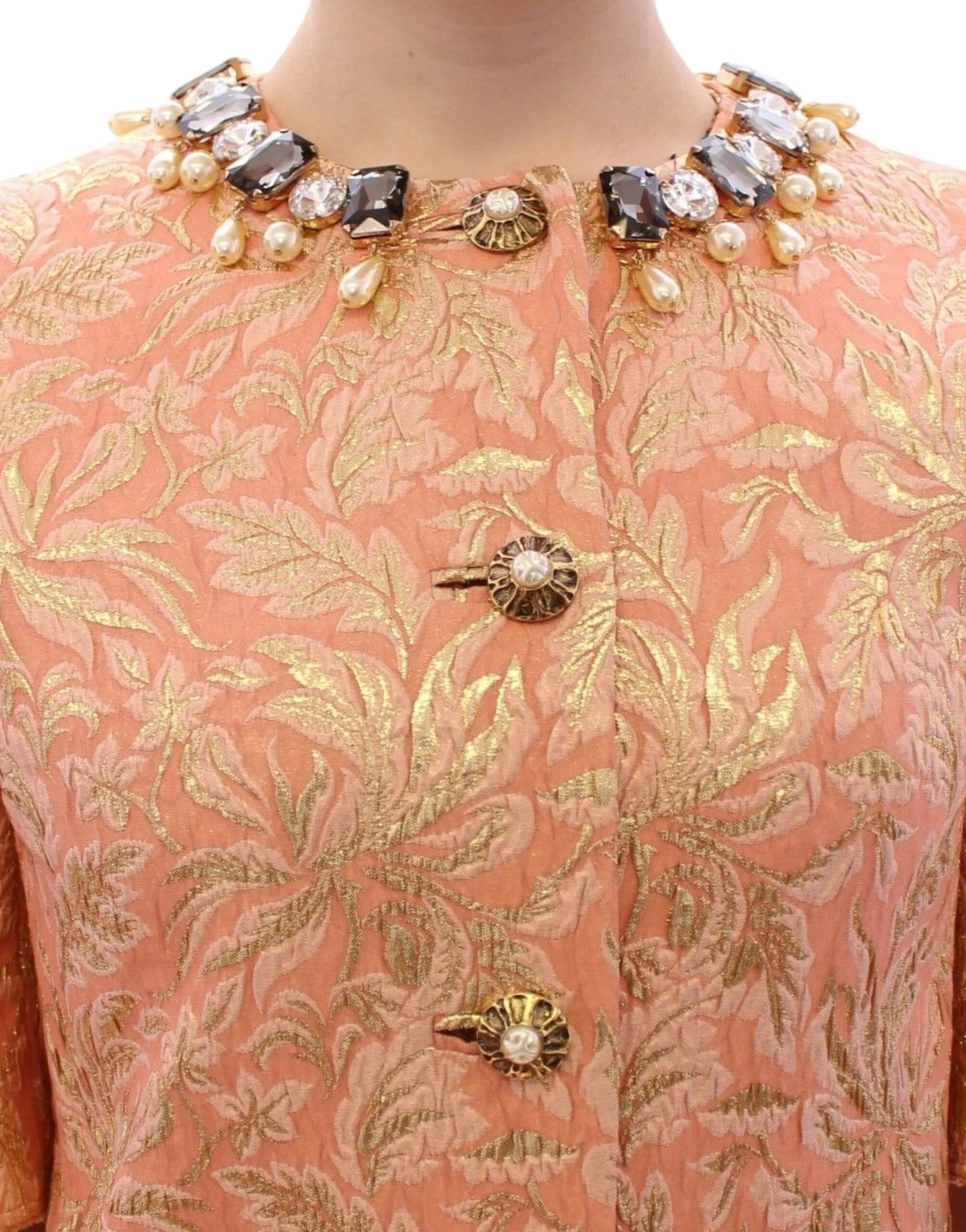 Dolce & Gabbana, manteau-veste brodé en brocart de soie rose avec cristaux.