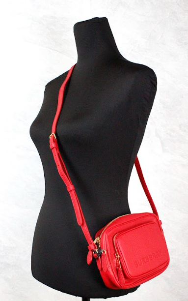 Burberry Kleine, rode, geprinte leren camera-crossbodytas met merklogo