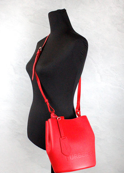 Burberry Lorne kleine rode bucket tas van geprint leer, draagbaar als crossbody tas.