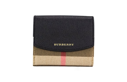 Burberry Luna portemonnee met klep en rits, gemaakt van zwart, geprint leer met het House Check-canvas en een muntvak.