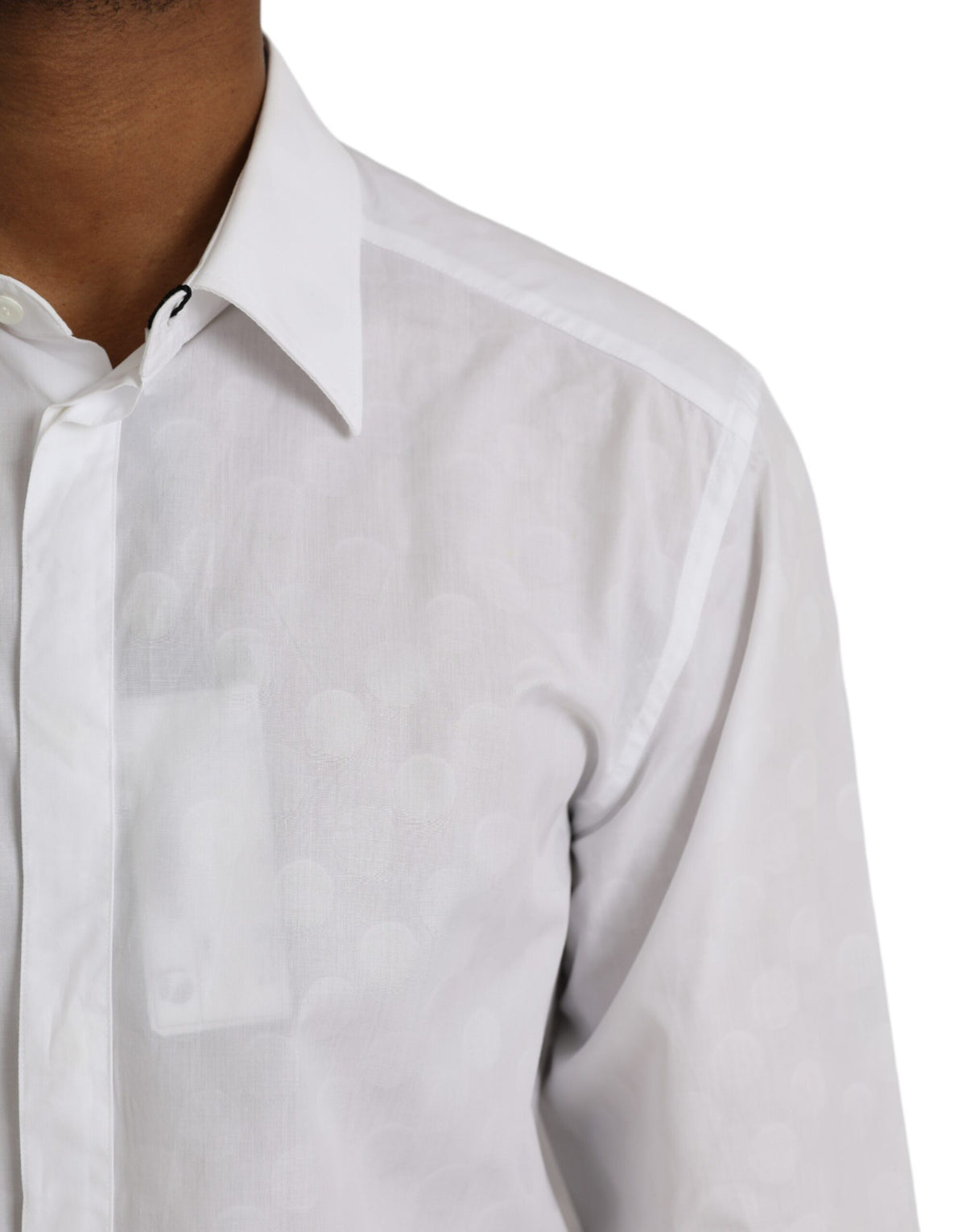 Robe en coton blanche à pois de Dolce &amp; Gabbana, chemise dorée.