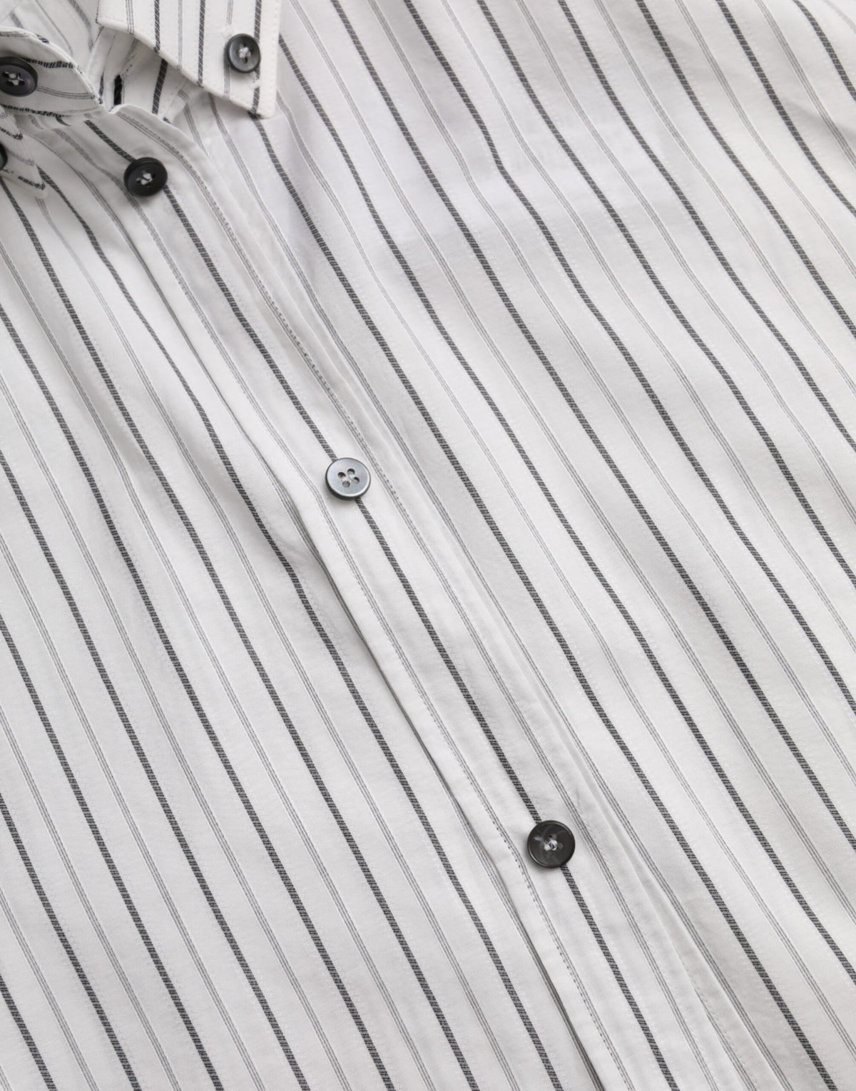 Robe habillée rayée noir et blanc Dolce &amp; Gabbana, chemise dorée.