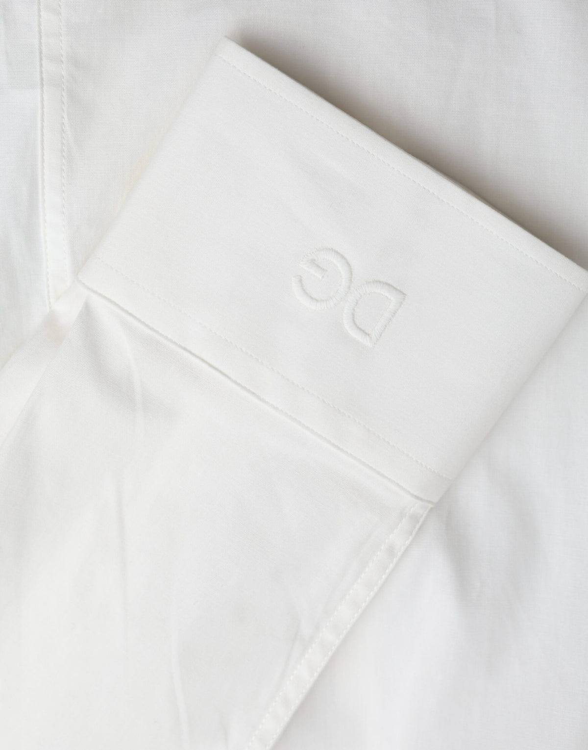 Robe blanche en coton Dolce &amp; Gabbana, coupe ajustée, chemise dorée.