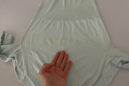 Top en soie Dolce & Gabbana vert menthe, manches 3/4, col montant.