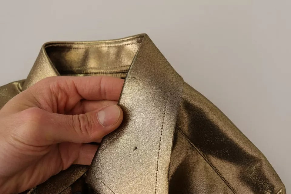 Chemise en soie Dolce &amp; Gabbana brodée de la couronne DG, couleur or métallisé.