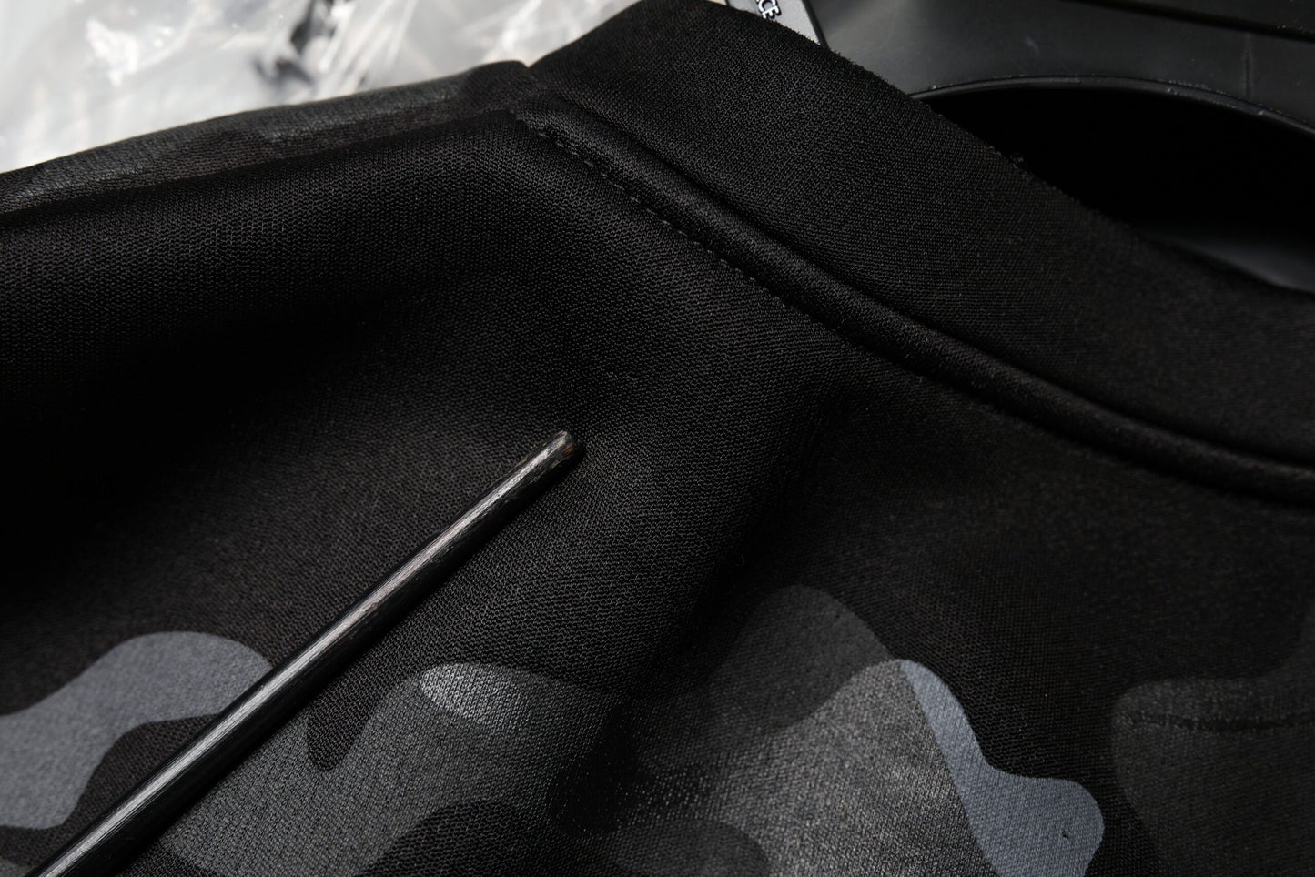 Pull en sweat à col rond noir à motif camouflage Dolce & Gabbana