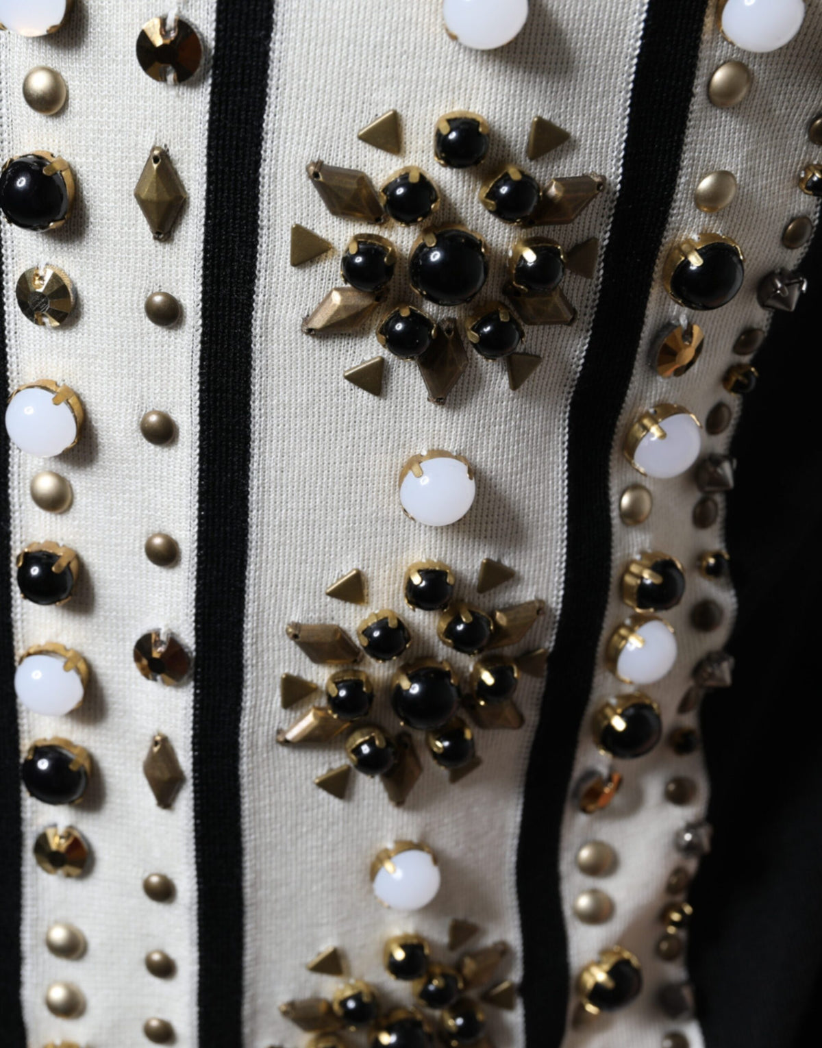 Chemise en soie blanche et noire Dolce &amp; Gabbana, ornements de pierres et cristaux.
