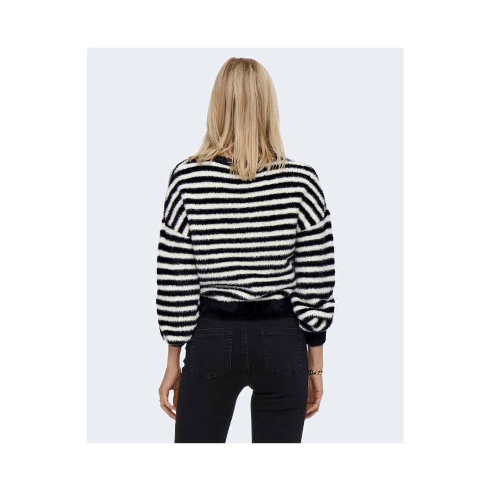 Seuls les vêtements de sport en marabout noir et blanc.