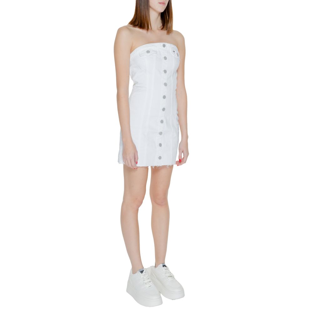 Robe courte Tommy Hilfiger Jeans en coton recyclé blanc