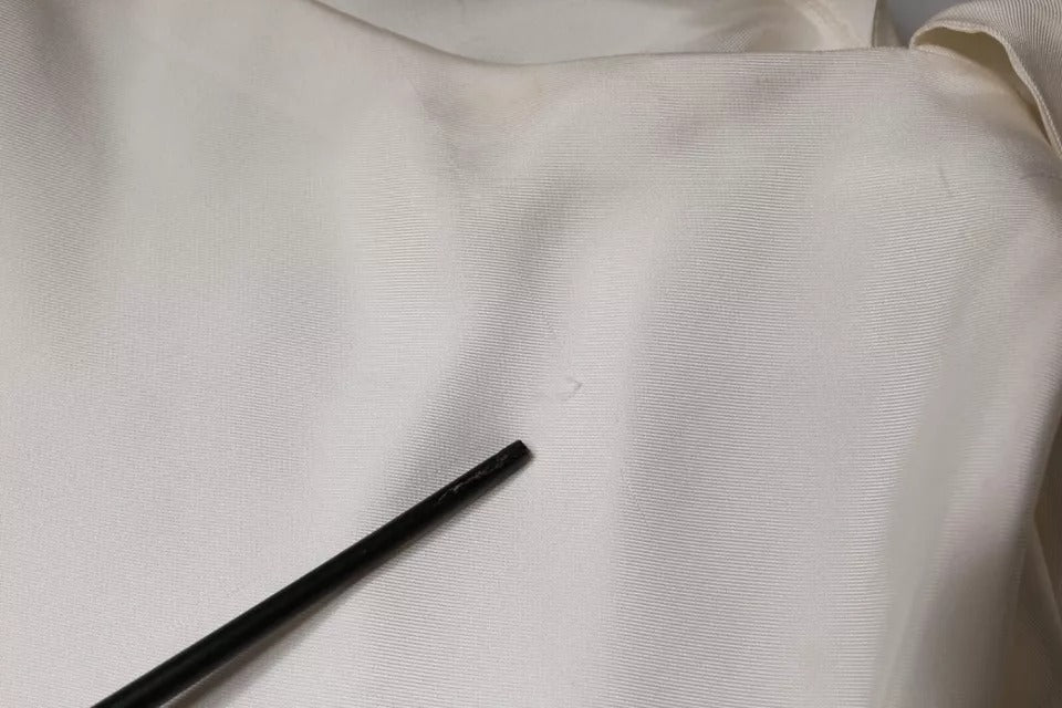 Brunello Cucinelli Top en Soie Beige avec Col Ascot à Manches Longues