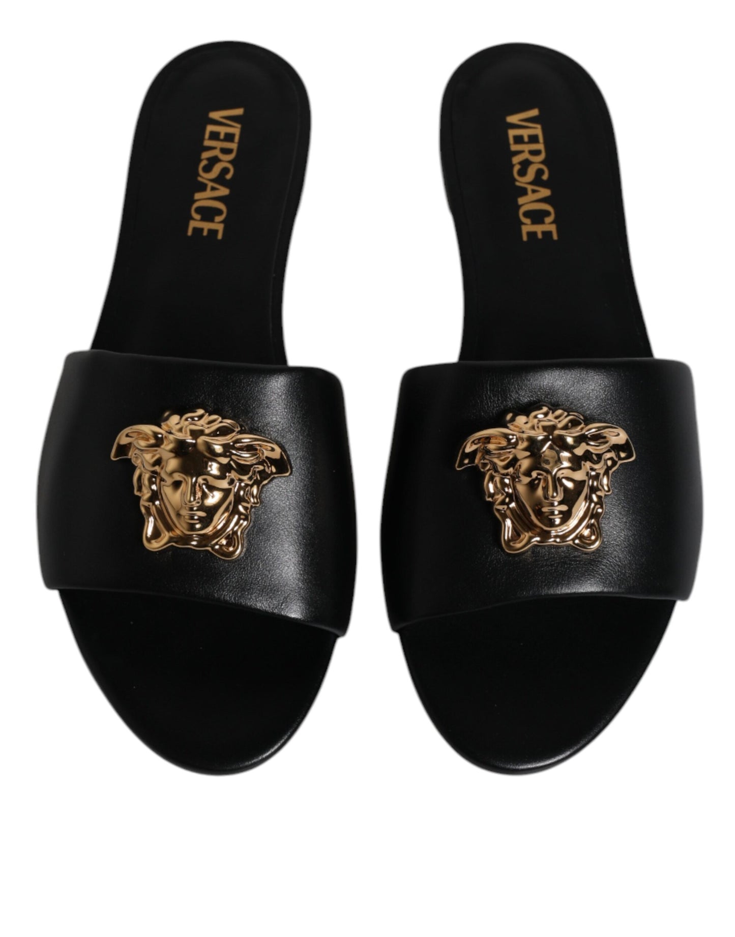 Sandales plates à enfiler en cuir noir avec plaque logo Versace.