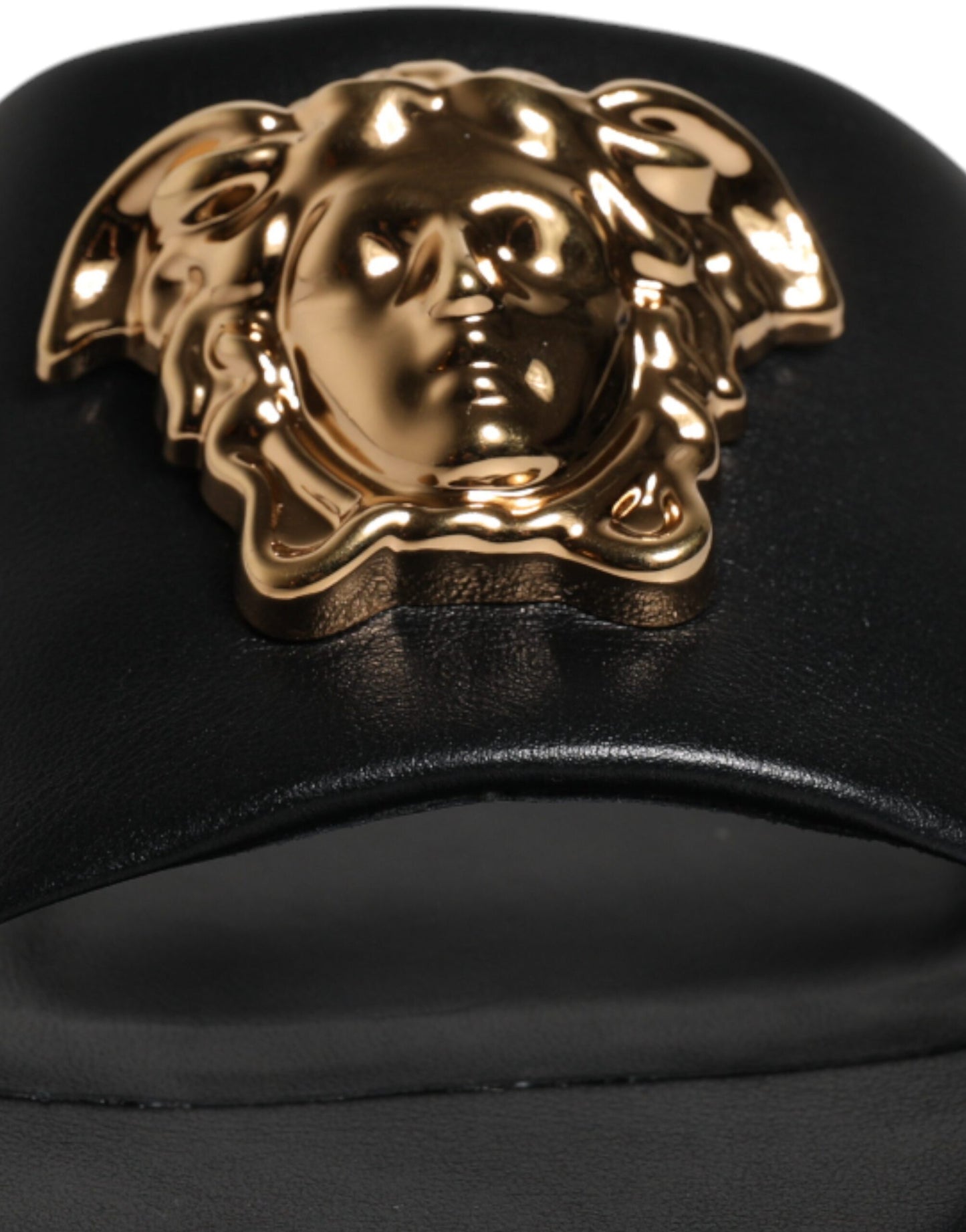 Sandales plates à enfiler en cuir noir avec plaque logo Versace.