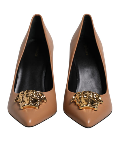 Versace leren pumps met logo-plaatje in het bruin, hoge hakken.