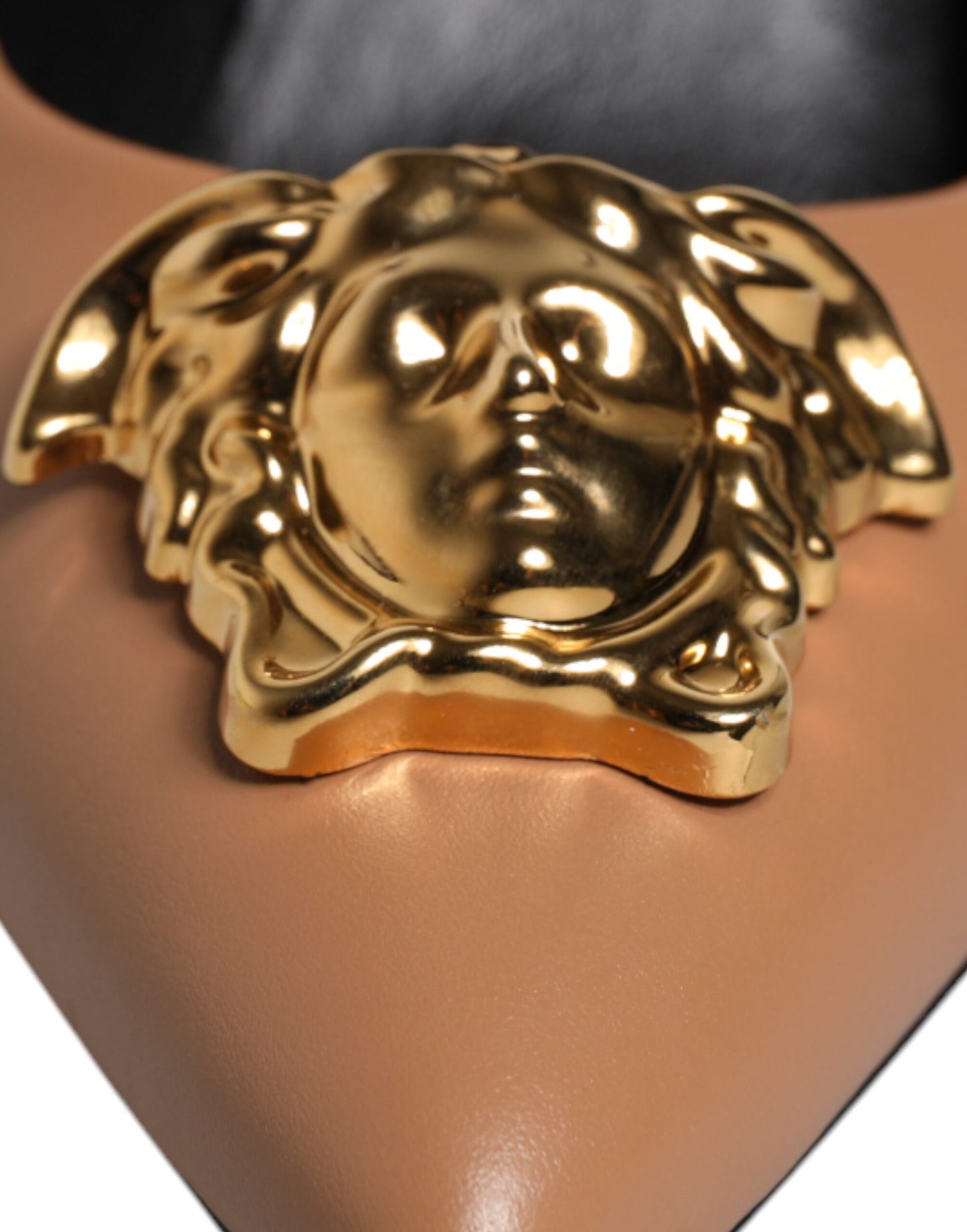 Versace leren pumps met logo-plaatje in het bruin, hoge hakken.