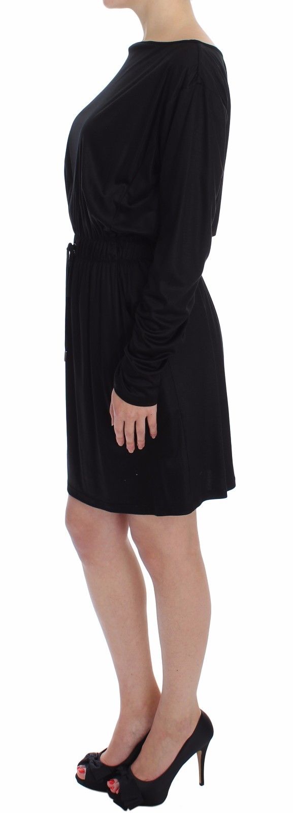 Robe portefeuille en soie et modal noir de Versace Jeans, longueur genou.
