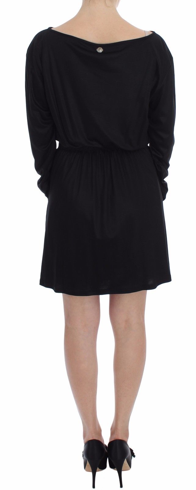Robe portefeuille en soie et modal noir de Versace Jeans, longueur genou.