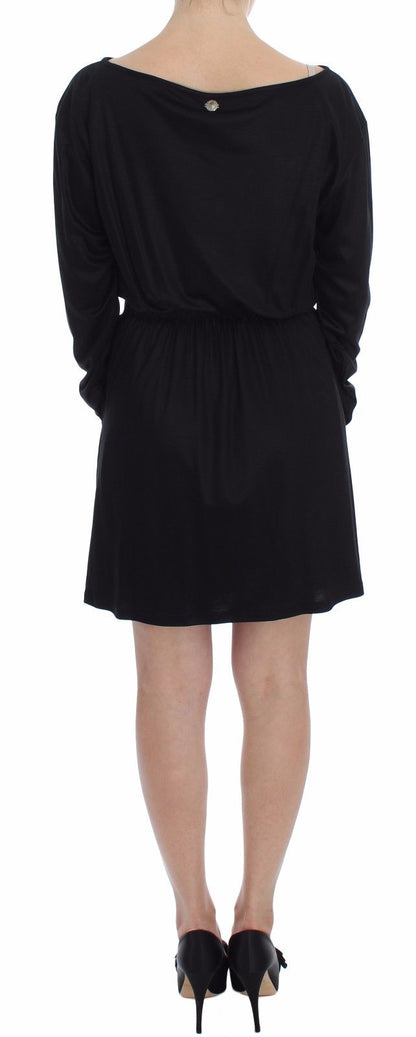 Robe portefeuille en soie et modal noir de Versace Jeans, longueur genou.