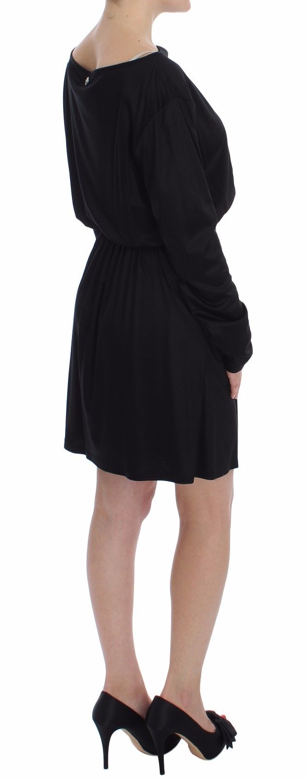 Robe portefeuille en soie et modal noir de Versace Jeans, longueur genou.