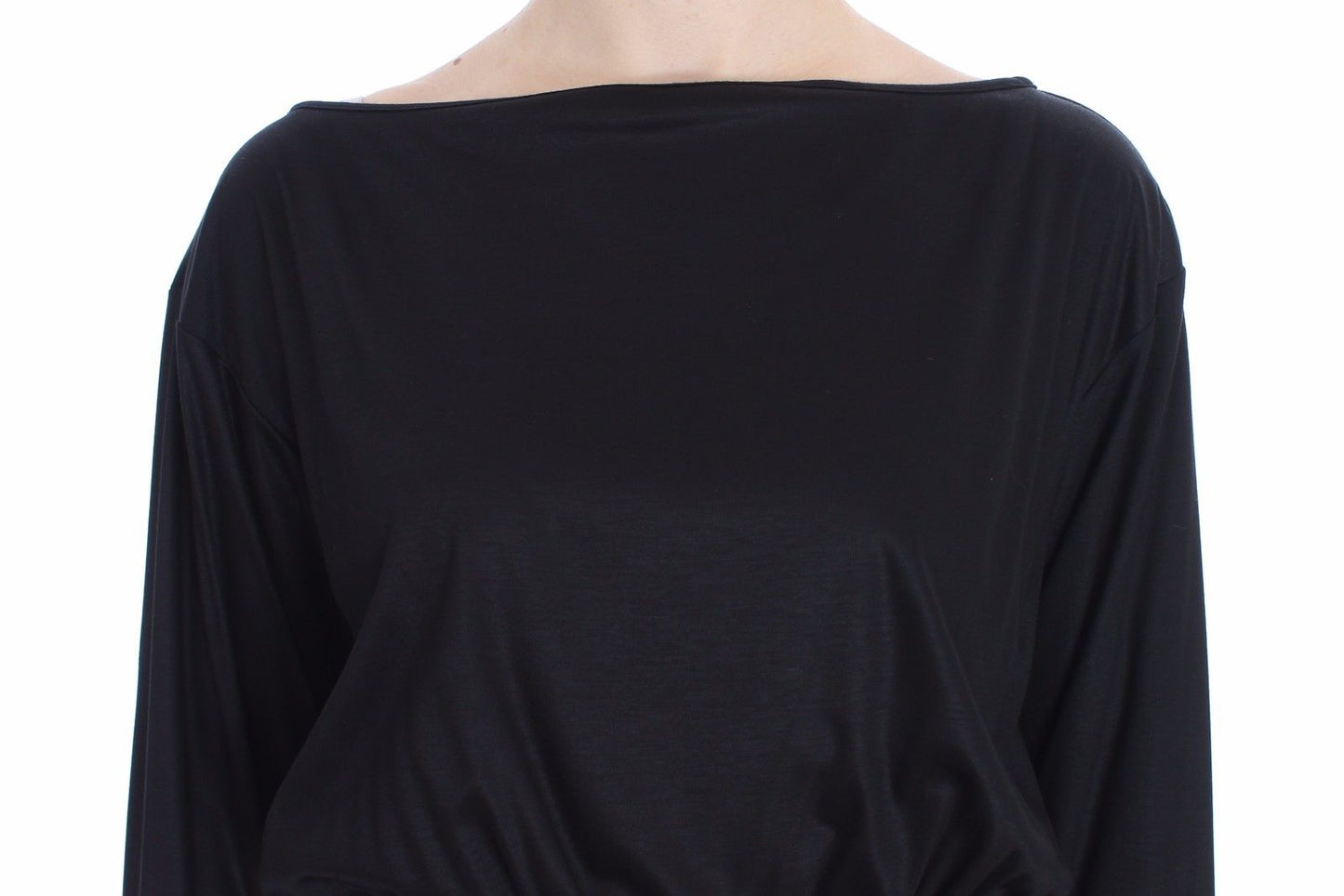 Robe portefeuille en soie et modal noir de Versace Jeans, longueur genou.