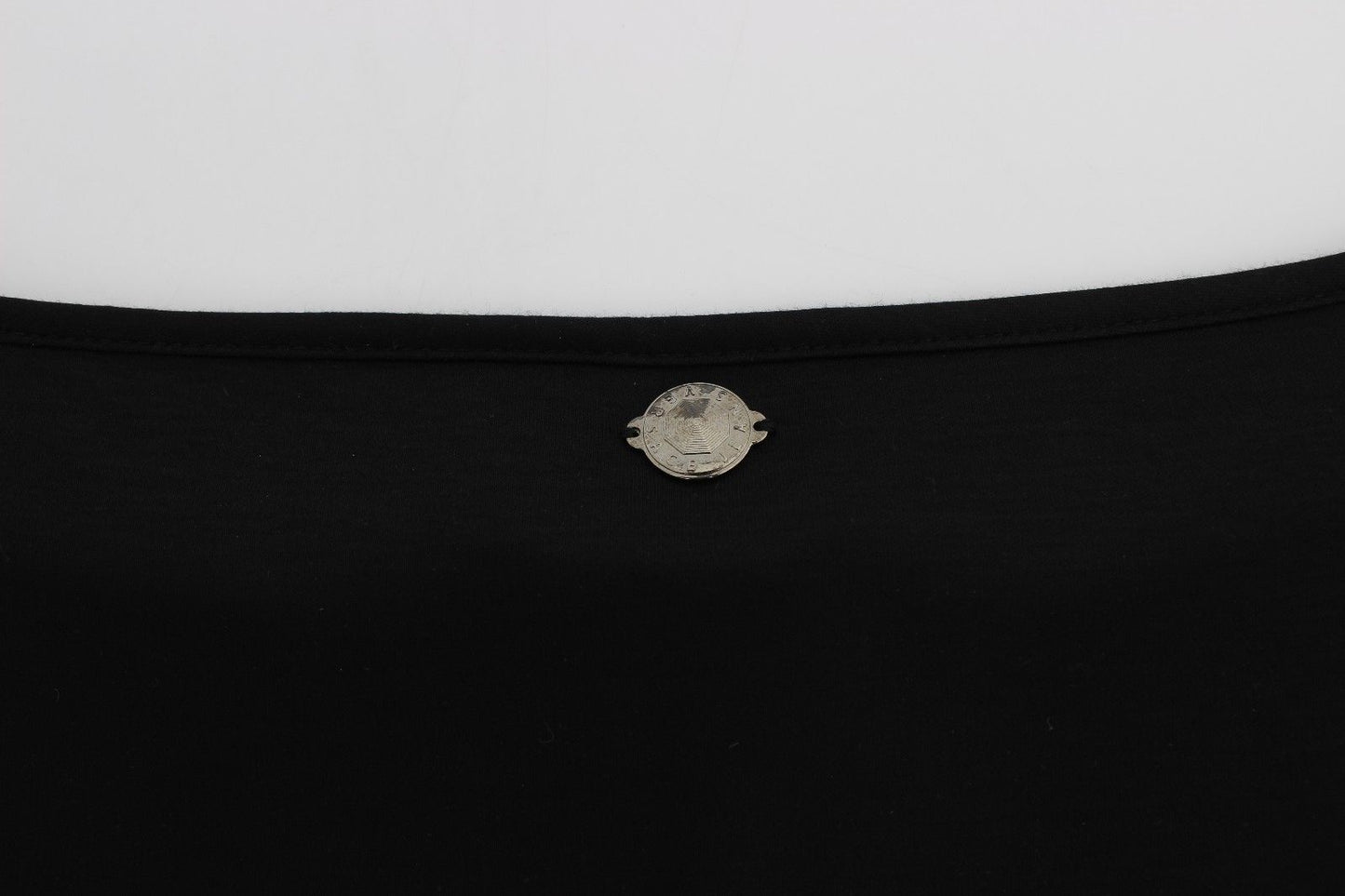Robe portefeuille en soie et modal noir de Versace Jeans, longueur genou.