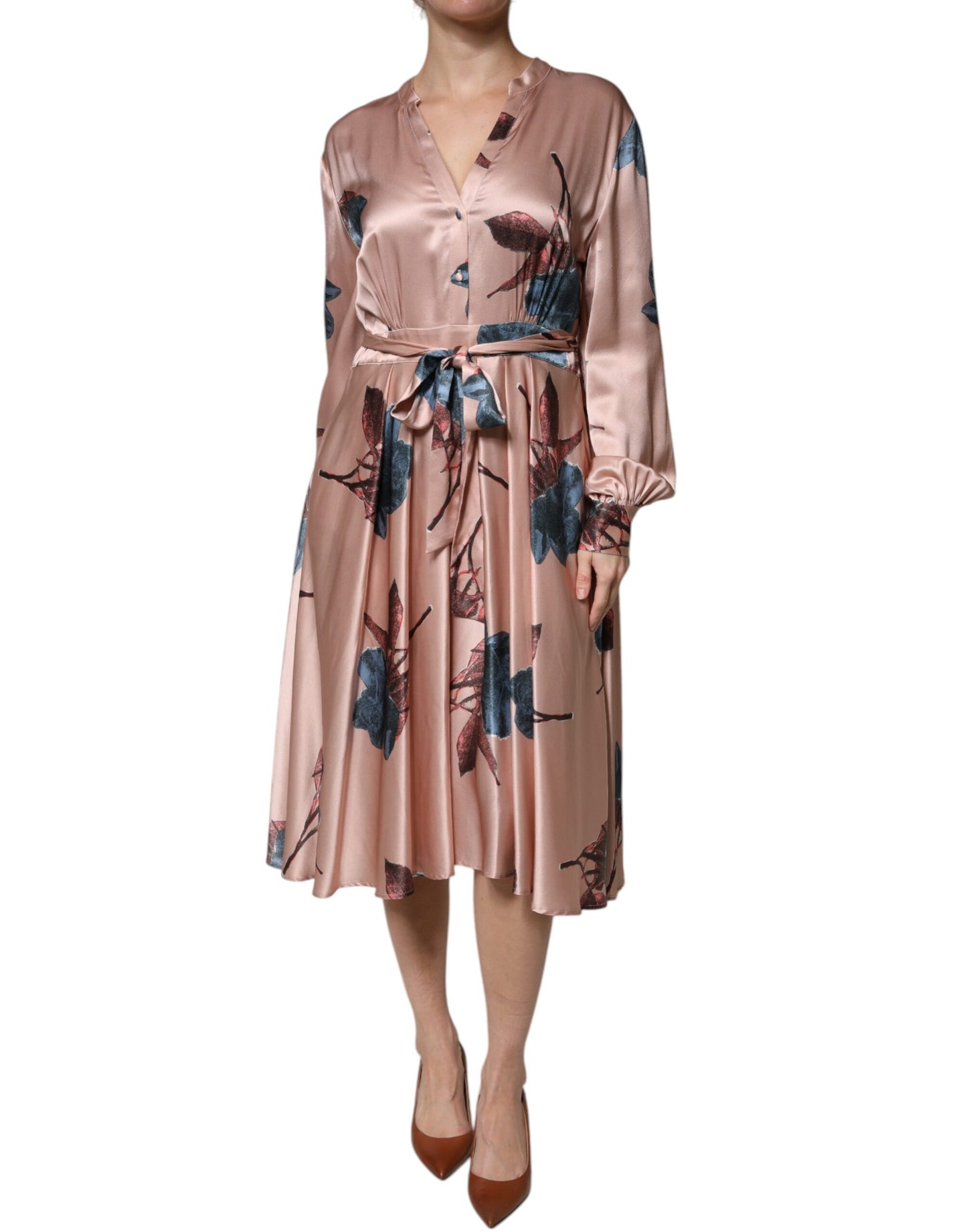 Robe midi trapèze en satin rose à manches longues et motifs floraux de L'Autre Chose