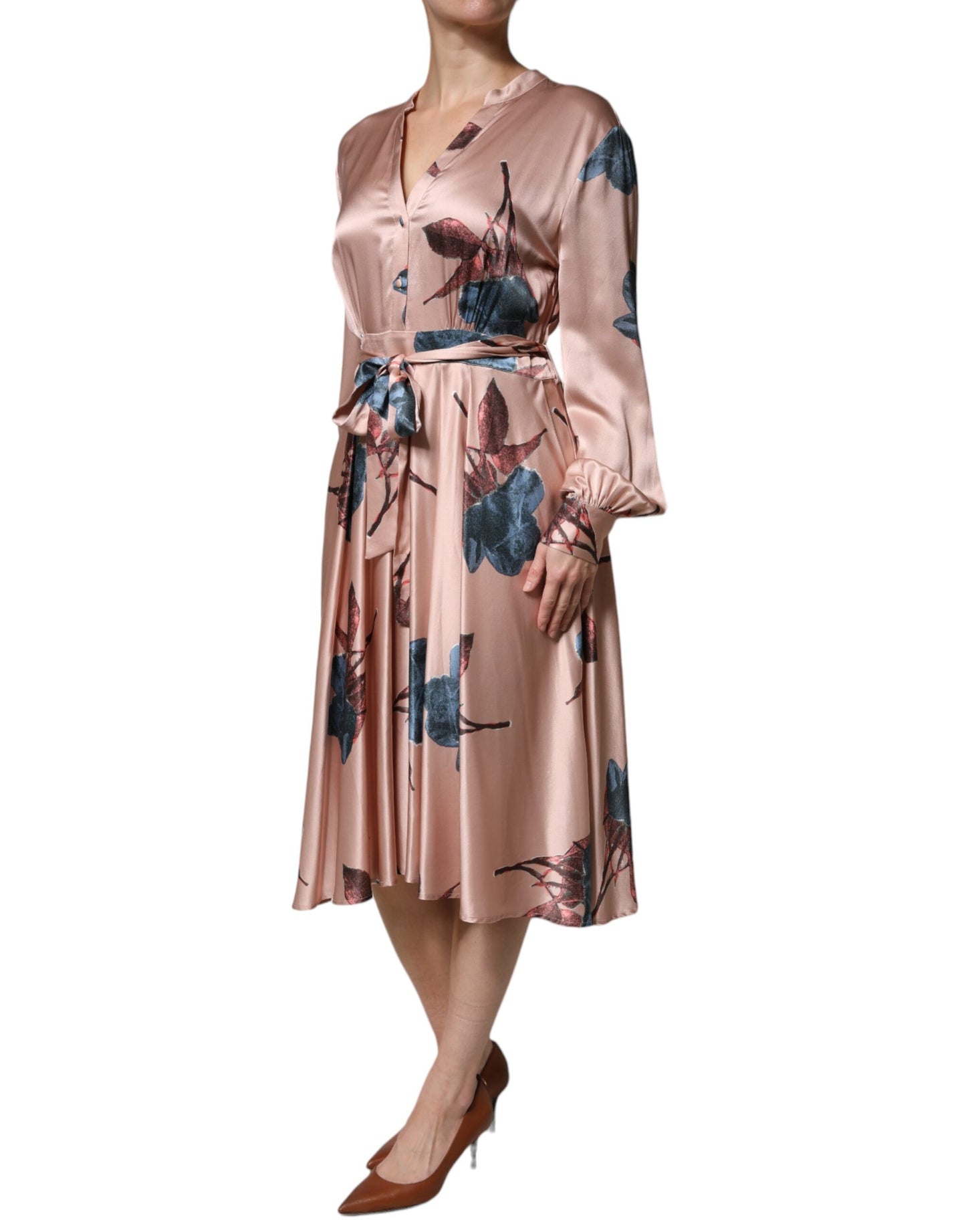 Robe midi trapèze en satin rose à manches longues et motifs floraux de L'Autre Chose