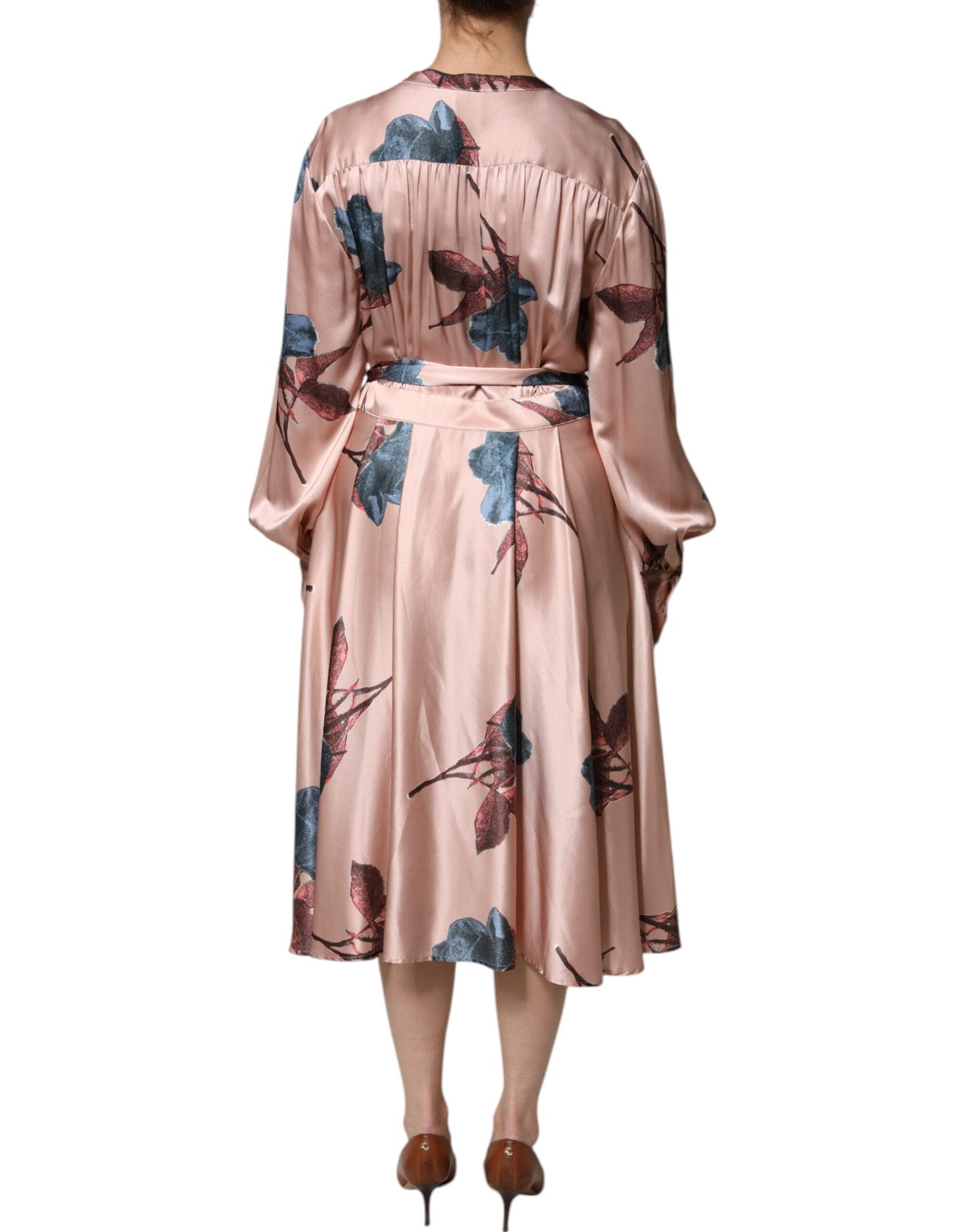 Robe midi trapèze en satin rose à manches longues et motifs floraux de L'Autre Chose