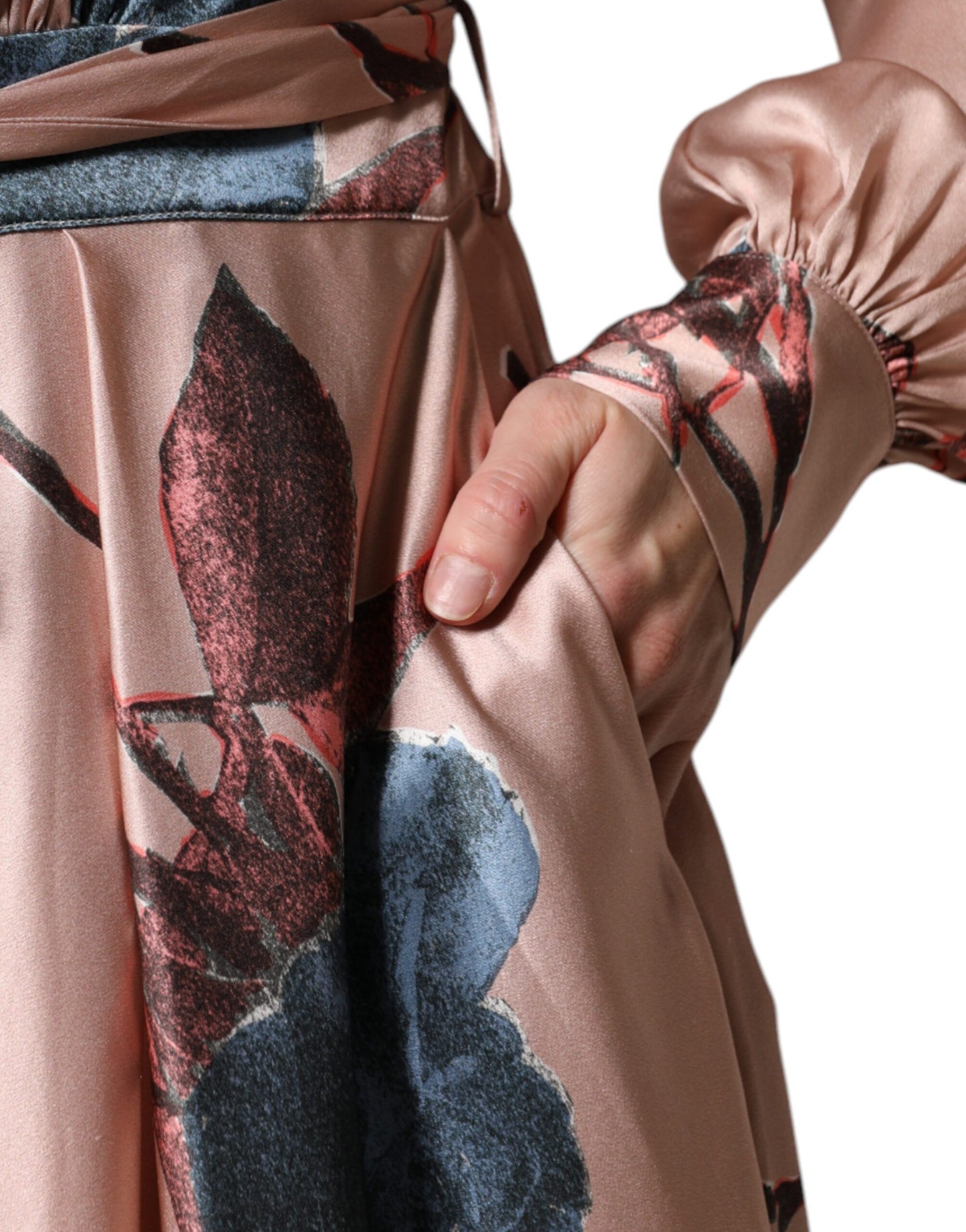 Robe midi trapèze en satin rose à manches longues et motifs floraux de L'Autre Chose