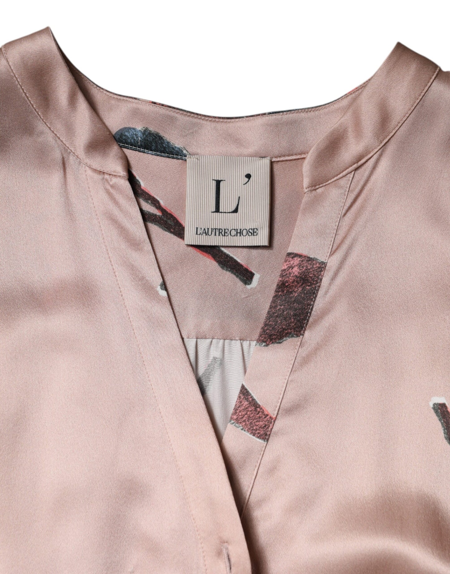 Robe midi trapèze en satin rose à manches longues et motifs floraux de L'Autre Chose