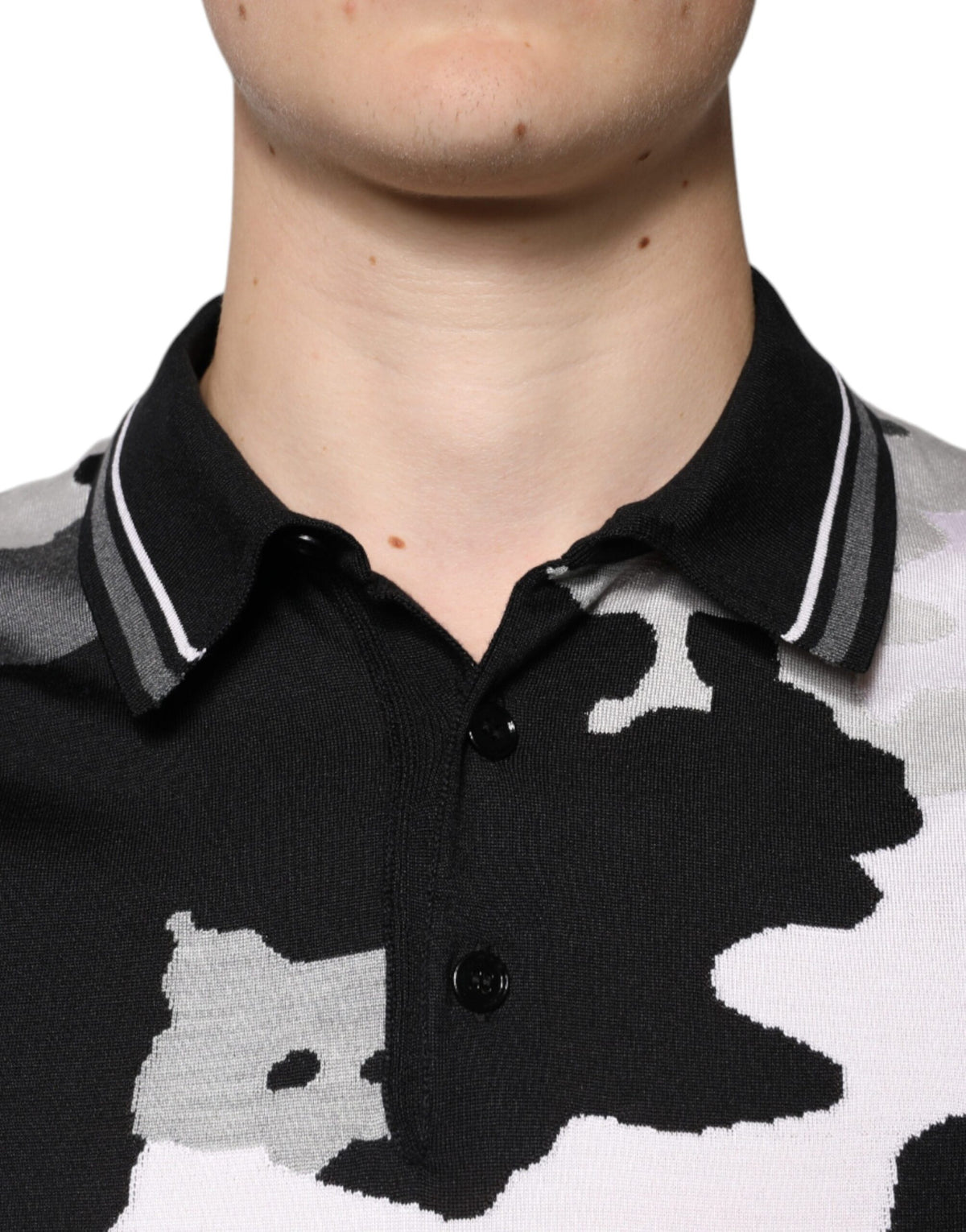 T-shirt polo à col montant multicolore à motif camouflage de Dolce &amp; Gabbana