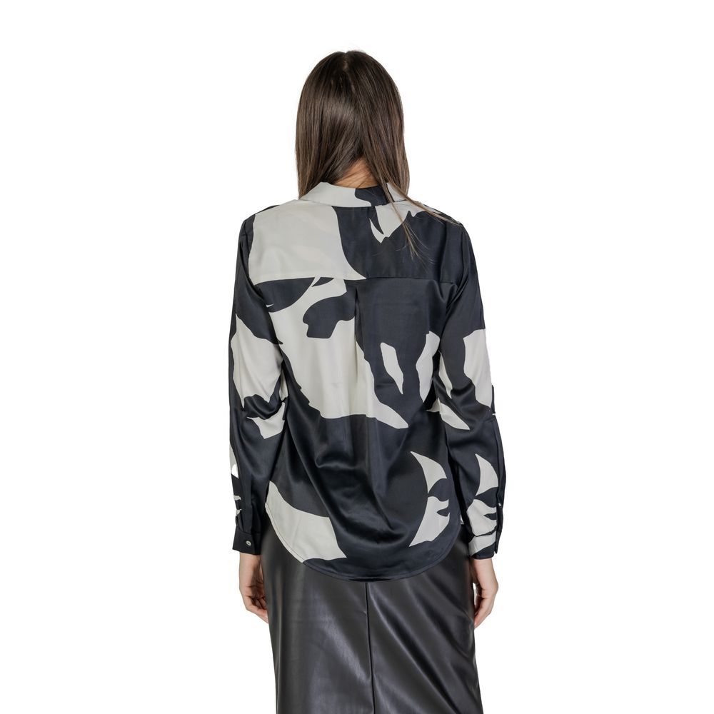 Alleen zwarte blouse van gerecycled polyester